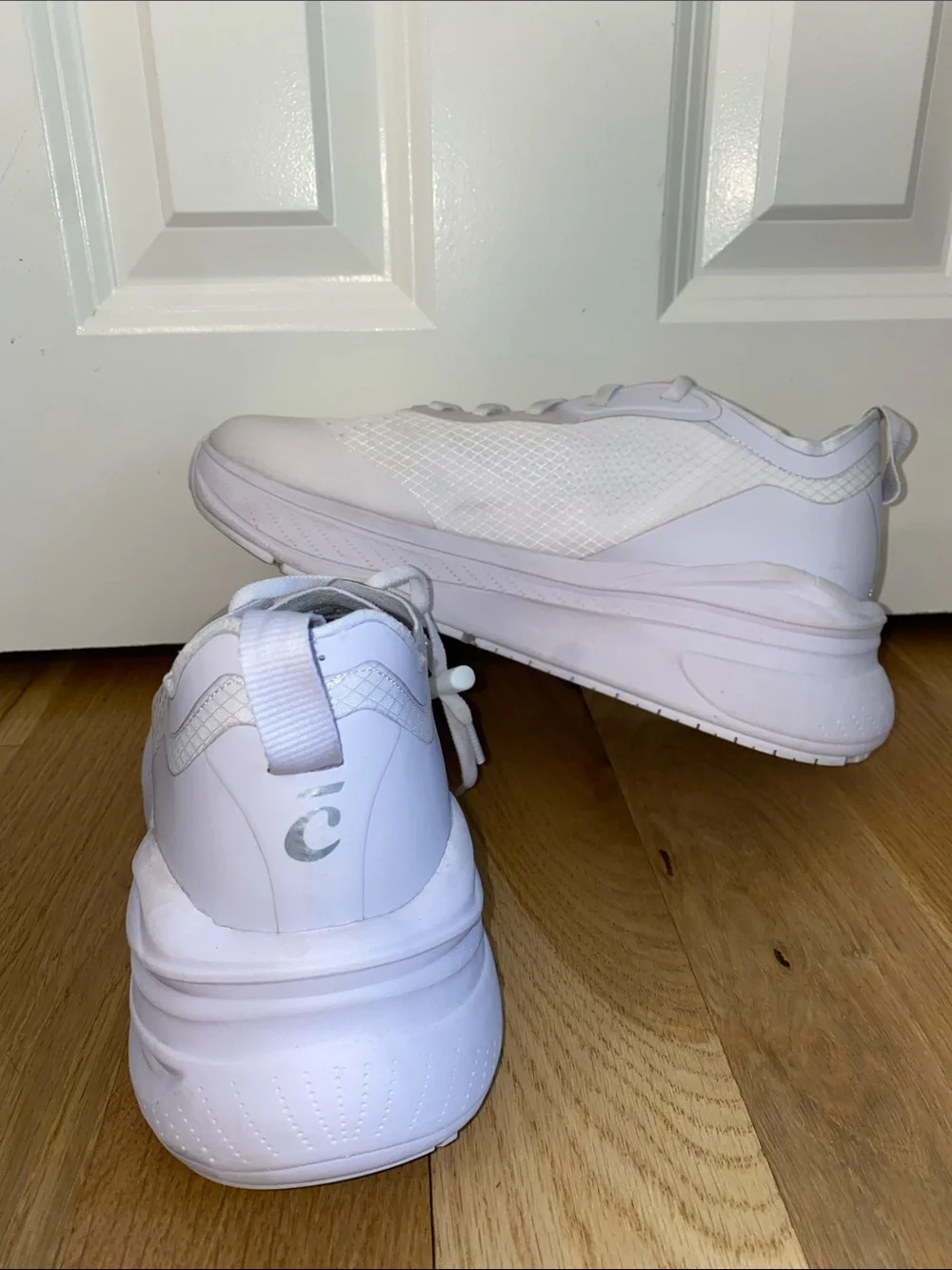 Clove Nursing Athletic All-White Casual Lace-Up Sneakers size 9